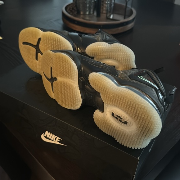 Lebron XIX gs size 6 youth - Picture 7 of 9